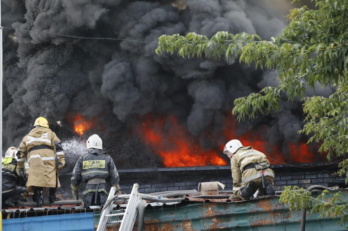 Склад горит в Алматы: глава ДЧС рассказал о тушении пожара (фото)