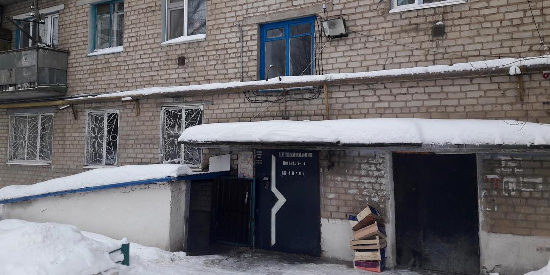 Несколько многоэтажек утопают в нечистотах в Уральске