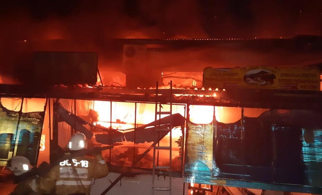 Около 130 человек тушили пожар на Центральном рынке Актобе (фото)