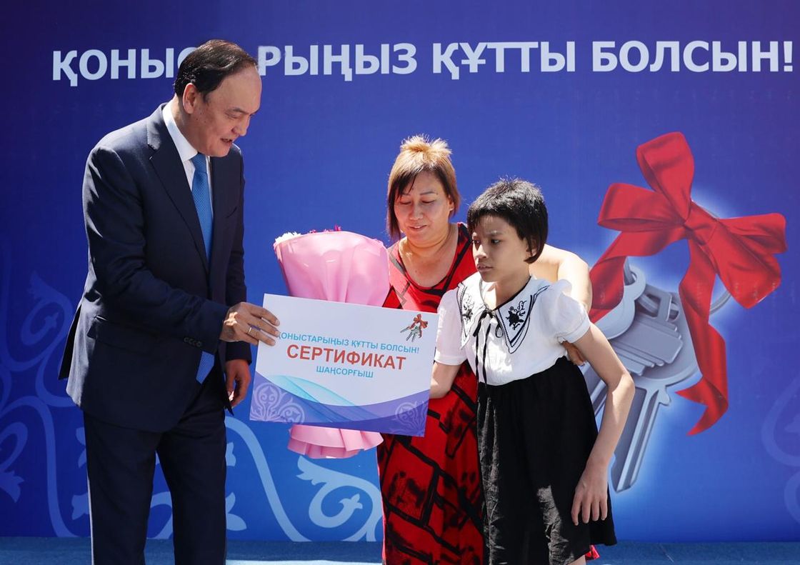 Церемония вручения ключей от новых квартир