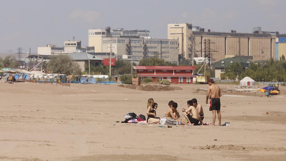 Люди сидят на пляже