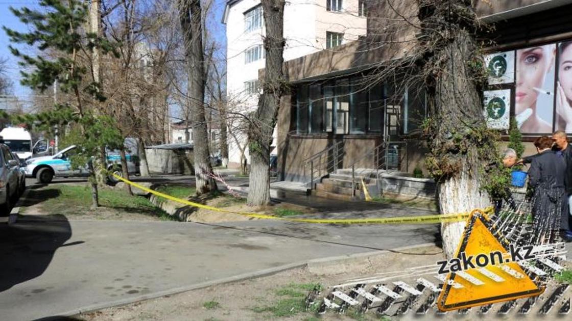 83-летний мужчина разбился, выпав из окна многоэтажки в Алматы (фото, видео)