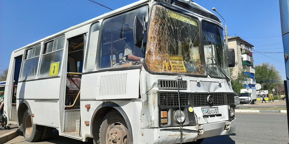 11 человек пострадали в ДТП с участием двух пассажирских автобусов в Уральске