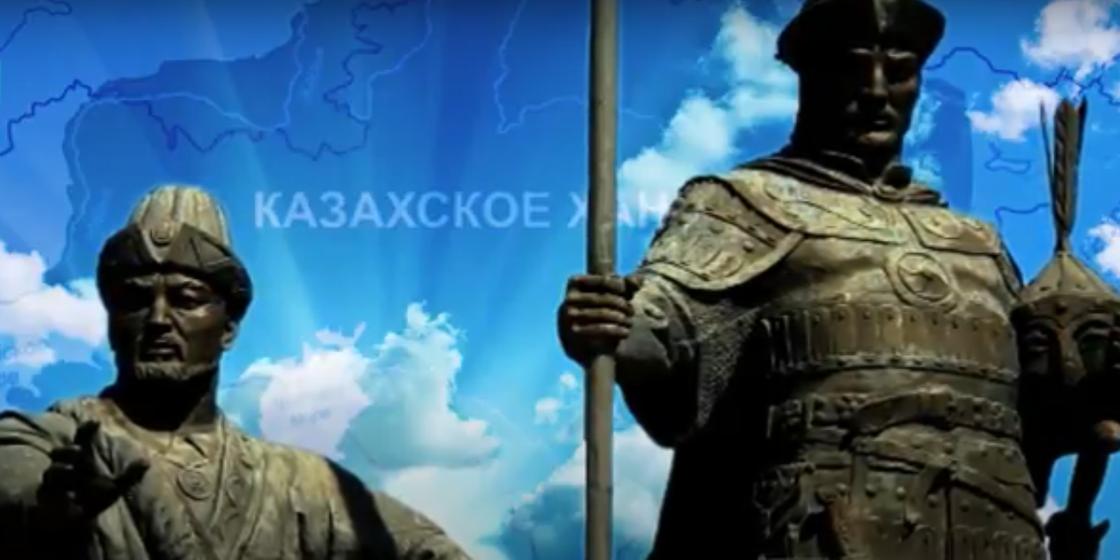 Хана основал. Монумент казахский ханства. Памятник основателю с мечом сидит. Основатели казахское хансво. Памятник основателям казахского ханства фото.