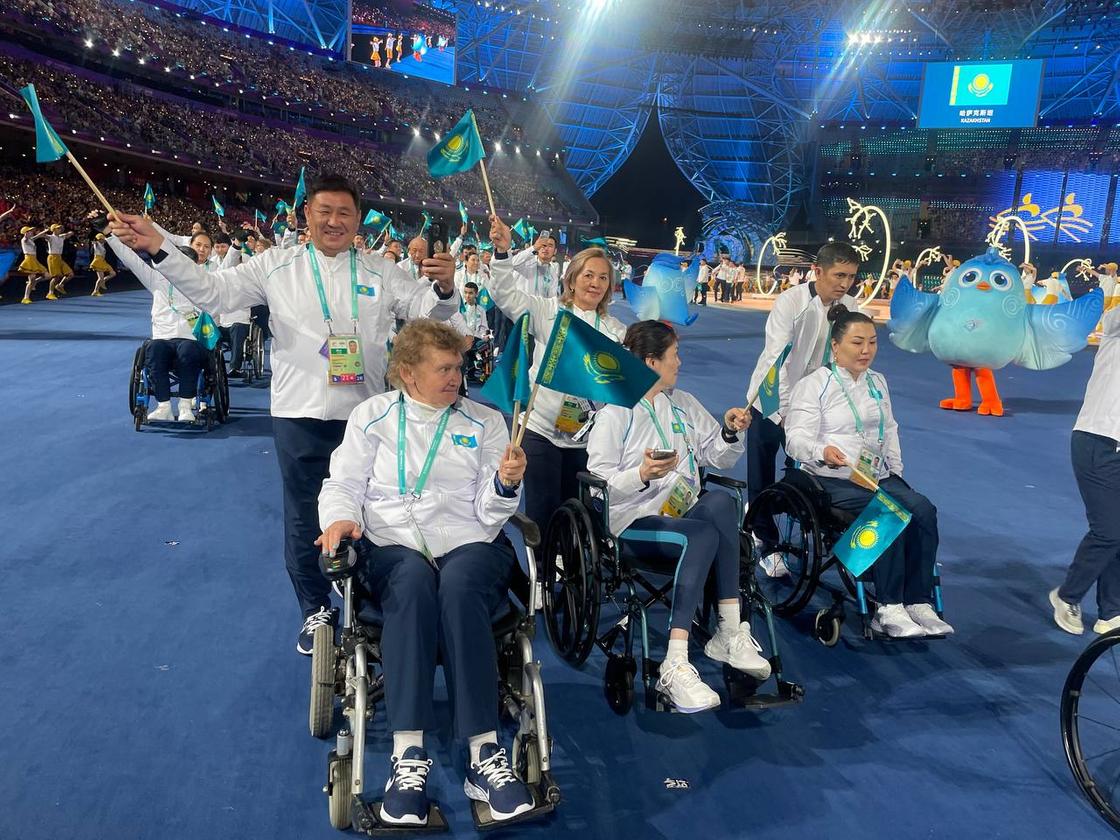 Сборная Казахстана на церемонии открытия Азиатских Пара игр