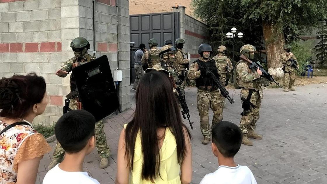 ГКНБ: Сторонники Атамбаева в качестве живого щита использовали женщин и детей