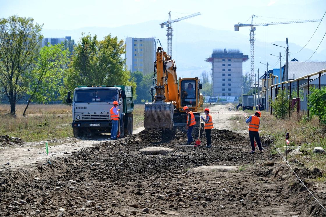 Рабочие прокладывают сеть водоснабжения