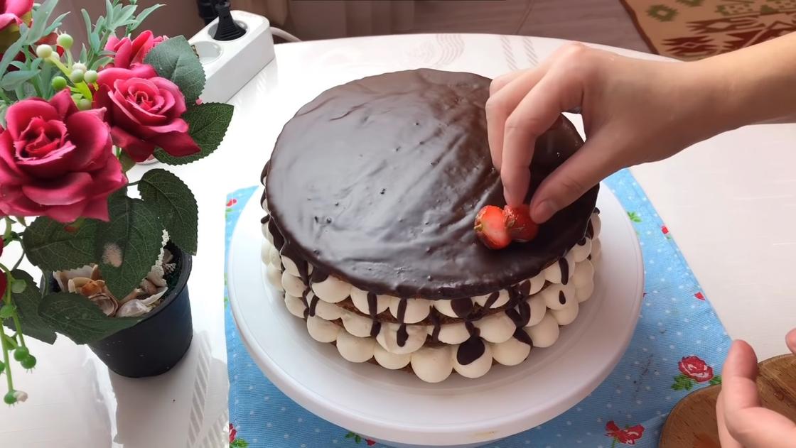 Украшение торта клубникой и шоколадной глазурью