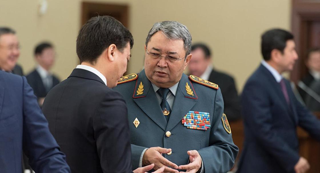 Уволенному Сакену Жасузакову сохранят воинское звание и пенсионные выплаты