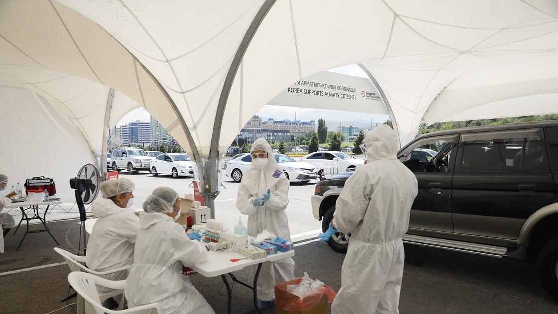 Нехватку реагентов для анализа на коронавирус объяснили в мобильной лаборатории в Алматы