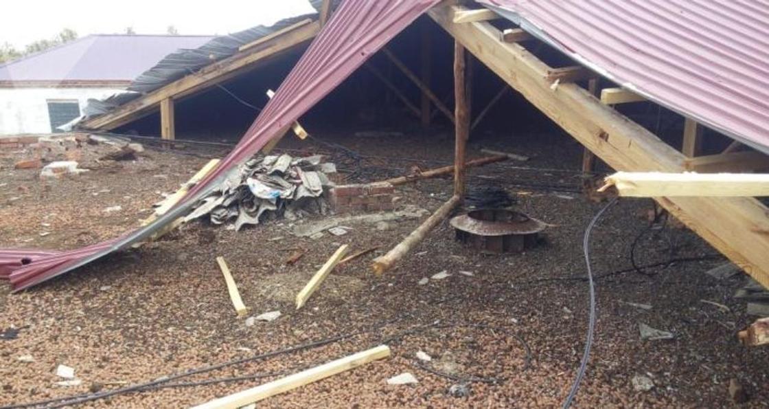 Крыши со школ и общежития сорвало ветром в Акмолинской области (фото)
