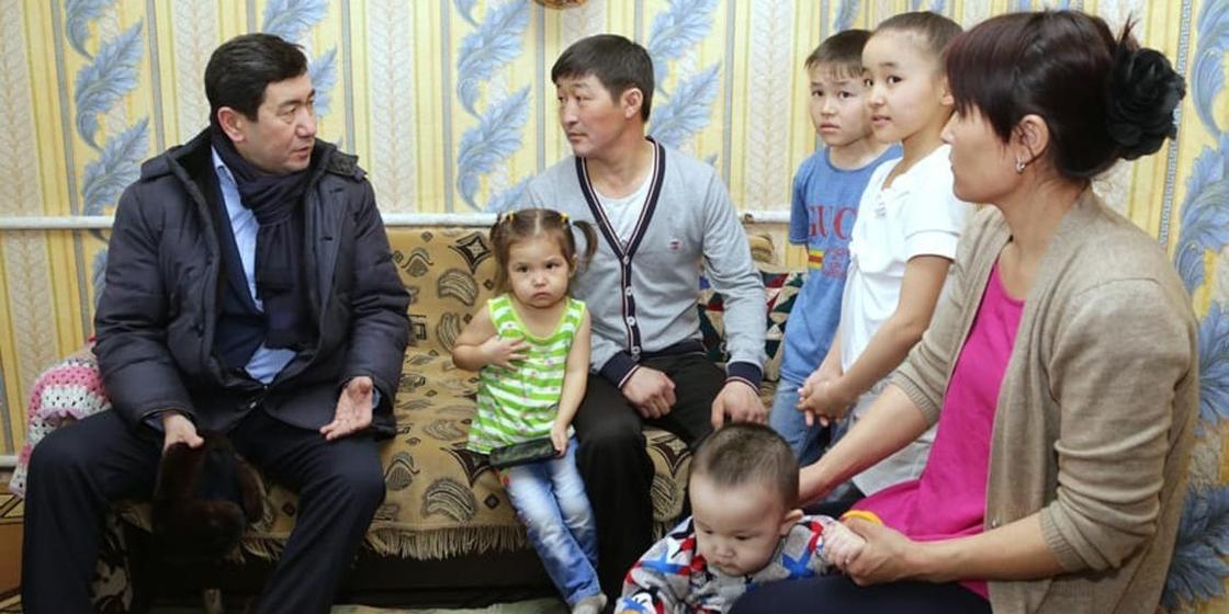 Аким Карагандинской области лично прошелся по домам многодетных и рассказал о льготах