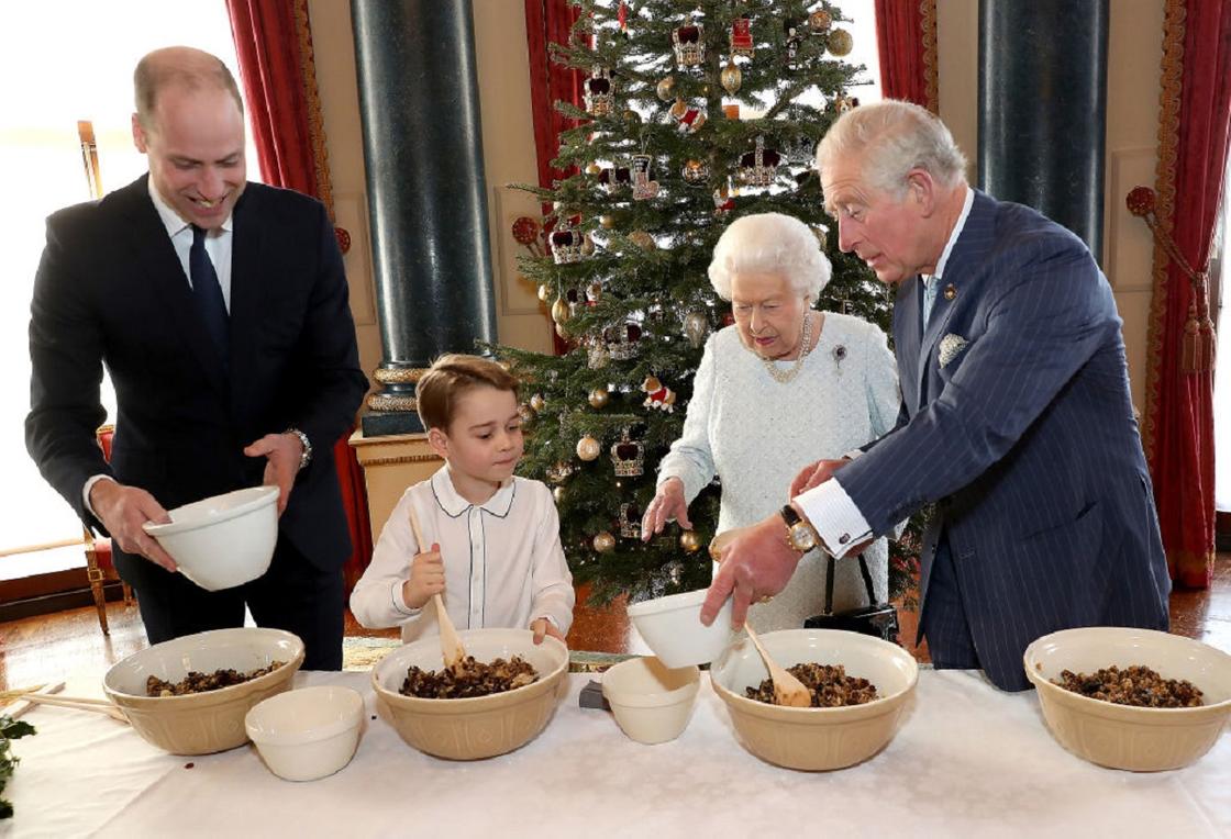 Королевская семья готовит рождественский пудинг: что можно узнать из этих фотографий?