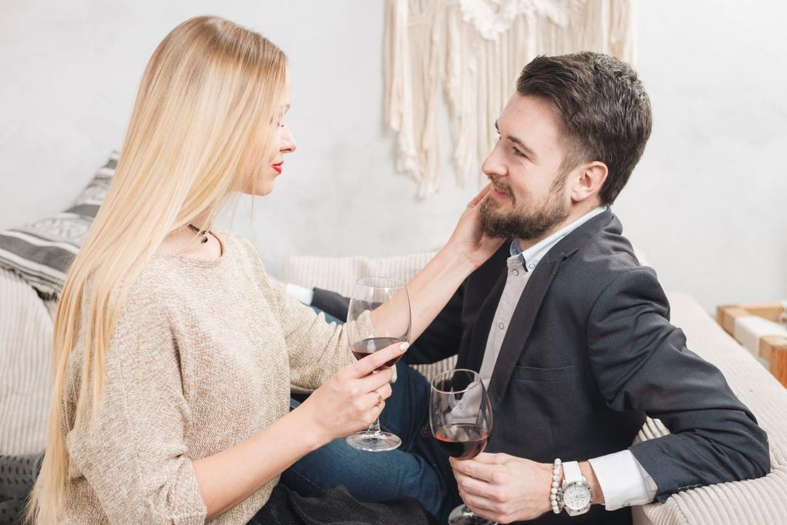 Девушка и парень с бокалами вина