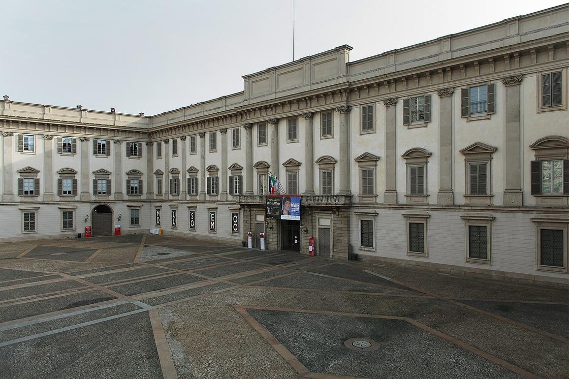 Фасад Королевского дворца в Милане