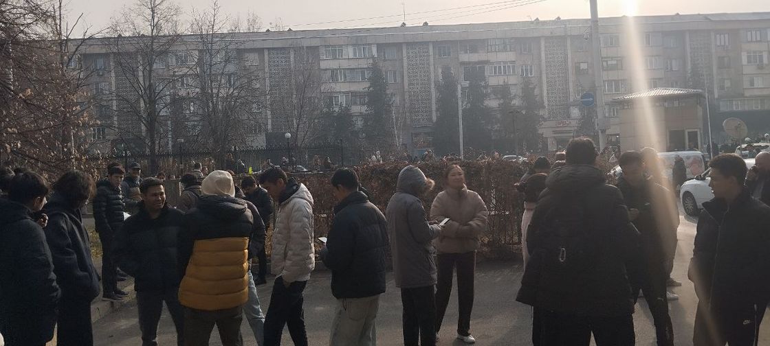 Алматинцы массово эвакуируются