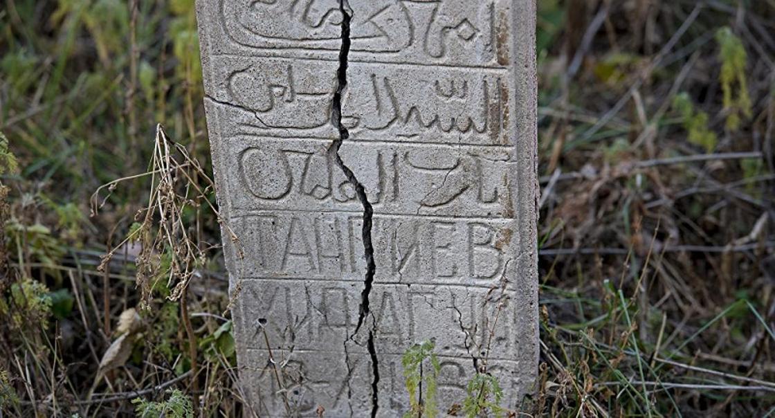 Тайны древних могил: ученые пытаются разгадать надписи с надгробий на западе Казахстана
