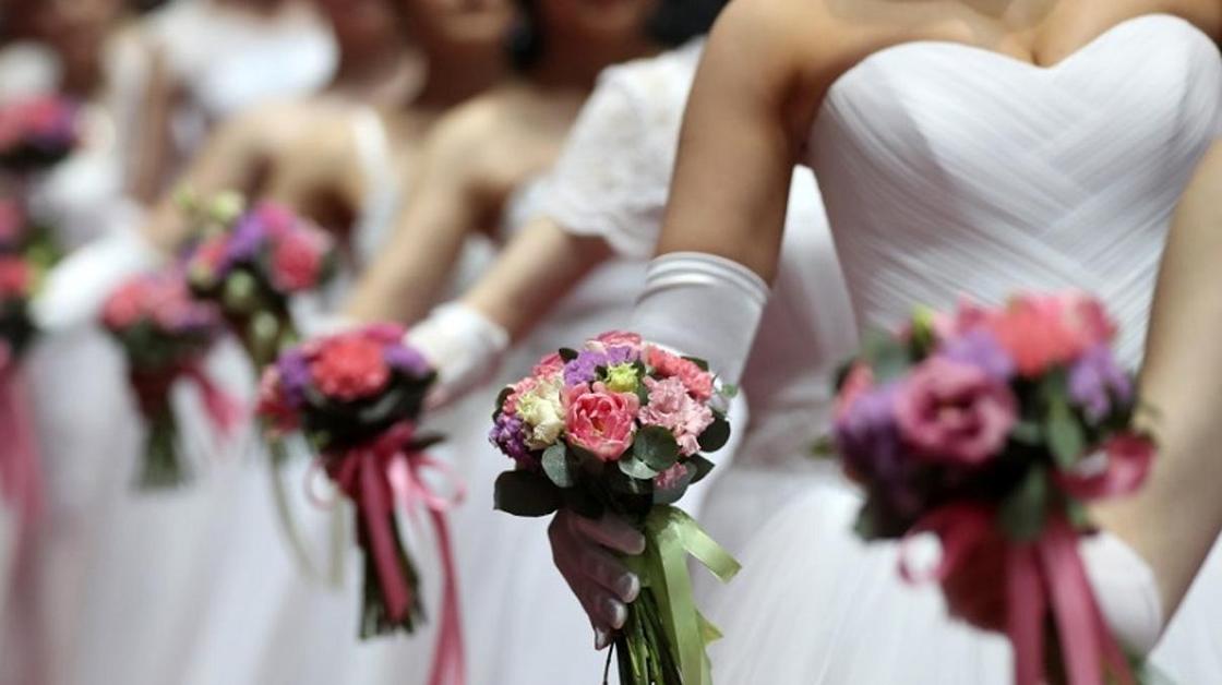 Налог на невесту: иностранцев, которые женятся на казашках, хотят обязать платить за них государству