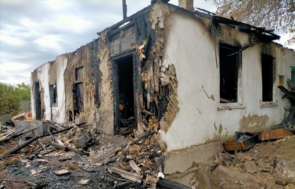 Сгоревший дом в Павлодаре
