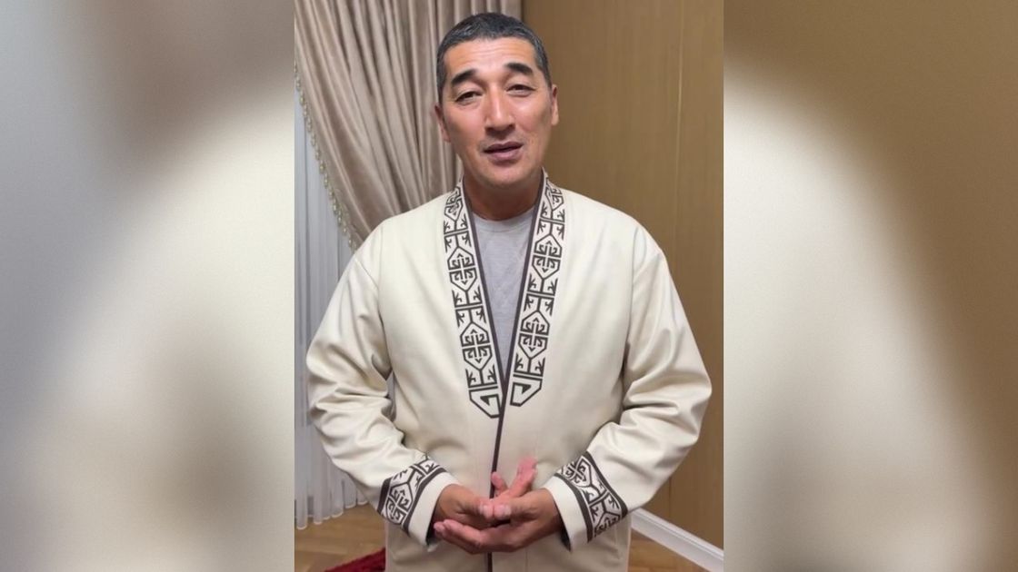 Житель Астаны участвует в музыкальном челлендже в честь Шәмші Калдаякова