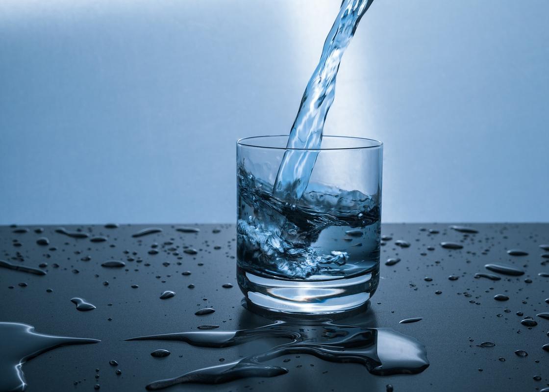 Наливание воды в стакан