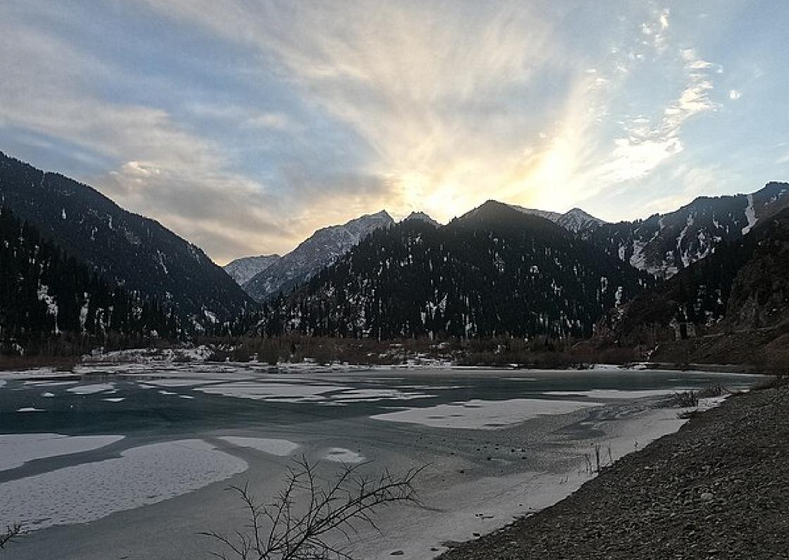 Замерзшее озеро в горах