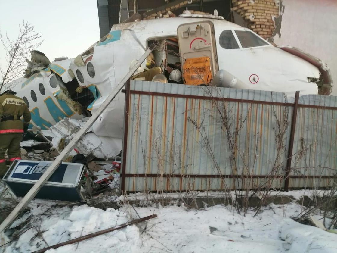 Самолет Bek Air разбился в Алматы: открыта горячая линия