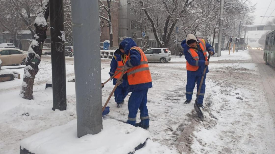 Работа служб по уборке снега в Алматы