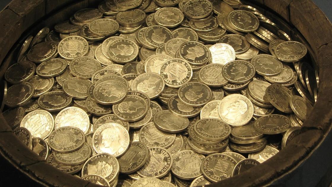 Серебряные монеты в бочке