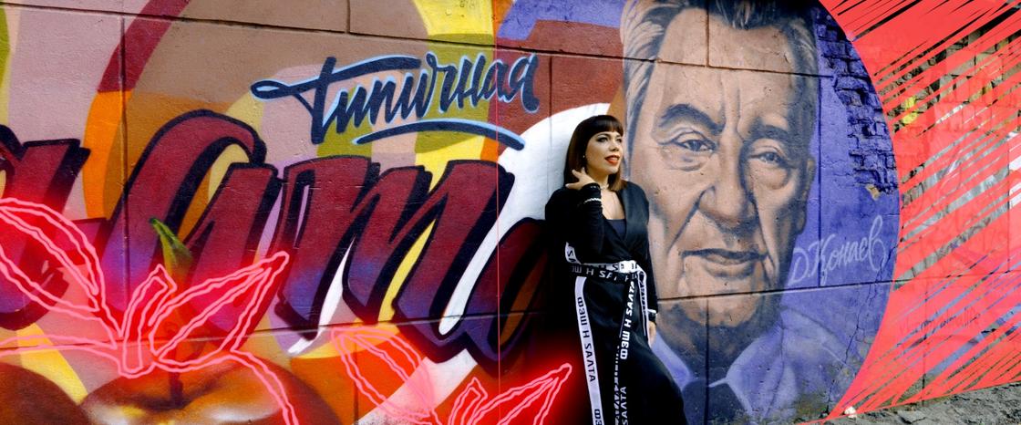 Диана Шарапова Алматы көшелеріндегі үй қабырғаларына салынған граффити суреттер аясында бейнебаян түсіріп үлгерді