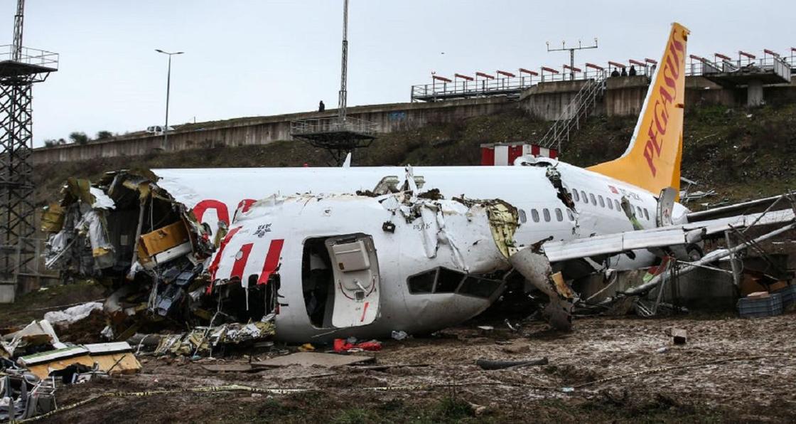 Казахстанцы оказались на борту самолета, потерпевшего крушение в аэропорту Стамбула