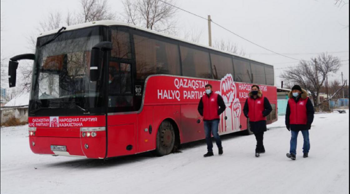 Люди стоят возле автобуса