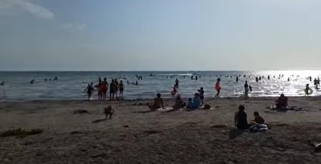 Житель Актау показал, к чему привело решение главного санврача о закрытии пляжей (видео)