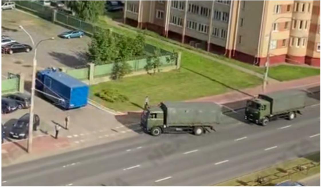 Войска стягивают в столицу Беларуси, сообщил местный журналист