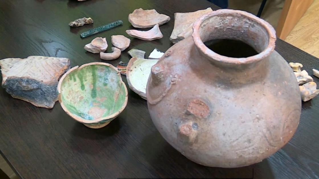 Древние артефакты случайно обнаружили во время прокладки газопровода в Таразе