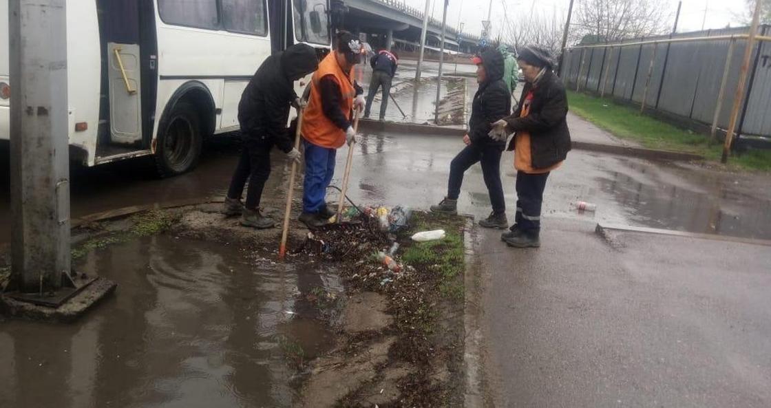 Дождь в Алматы затопил центральные улицы (фото, видео)