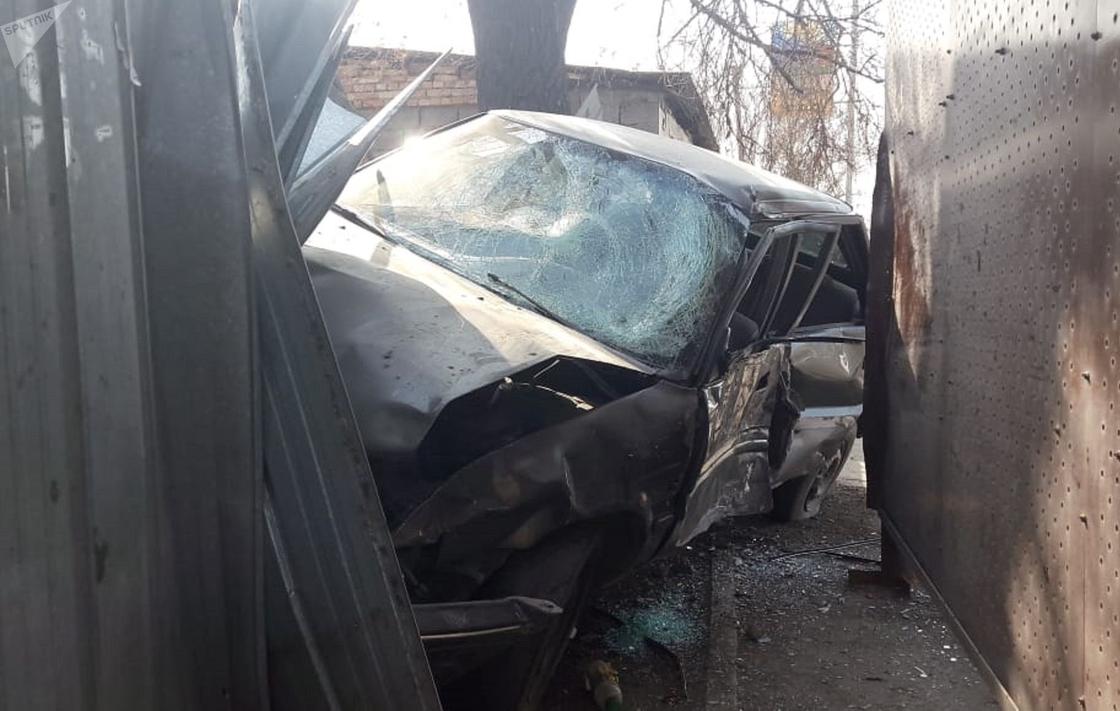 Toyota врезалась в остановку в Алматы: погибла девушка (фото)