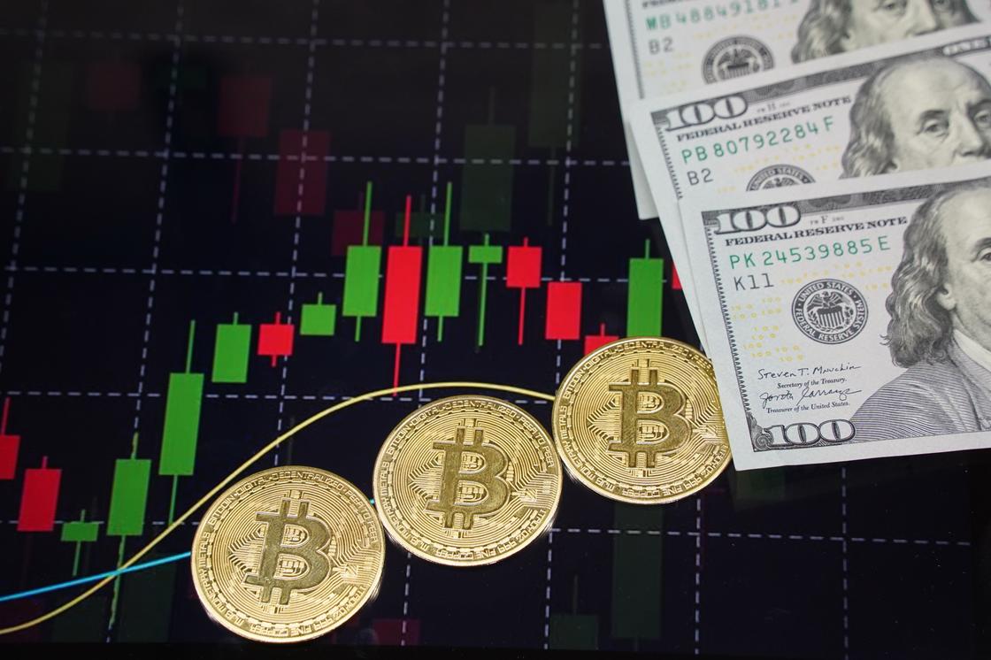 График, доллары и монетки биткоина.
