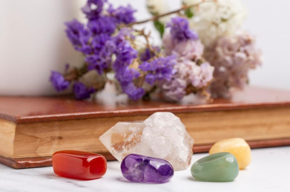 Натуральные камни лежат на столе