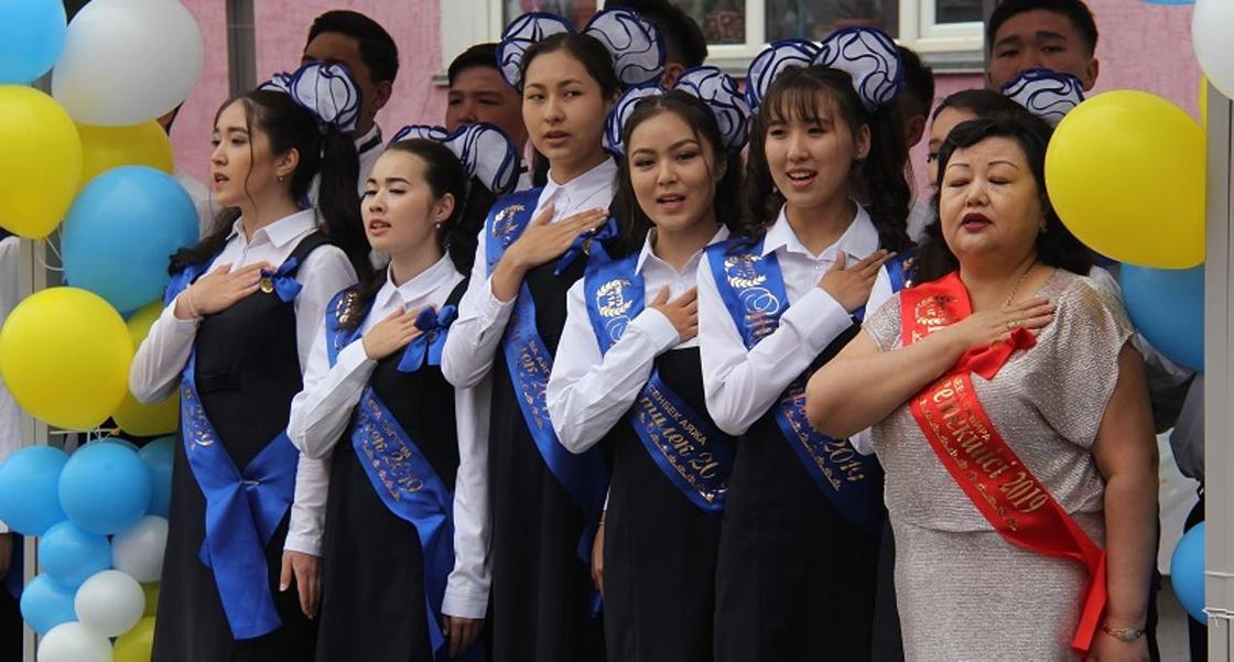 Радость и печаль: последний звонок прозвучал для выпускников в Алматы (фото)