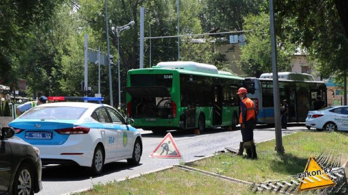 Два автобуса столкнулись в Алматы: девять человек госпитализированы