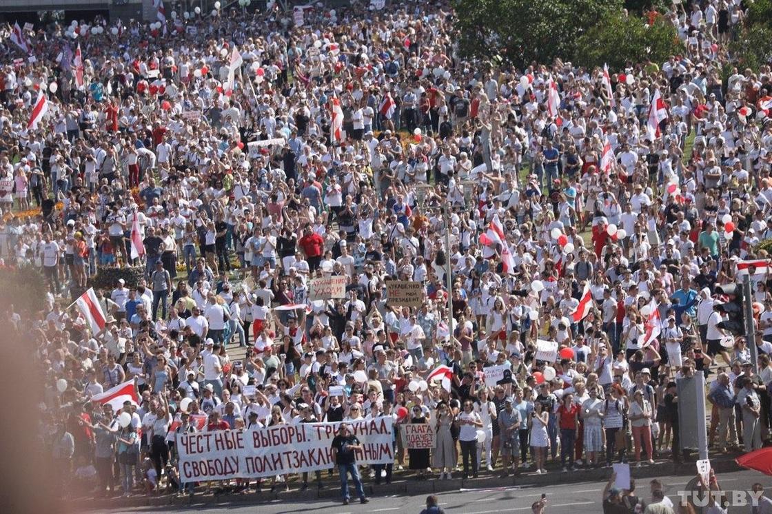 Сотни тысяч людей собрались на площади в Минске