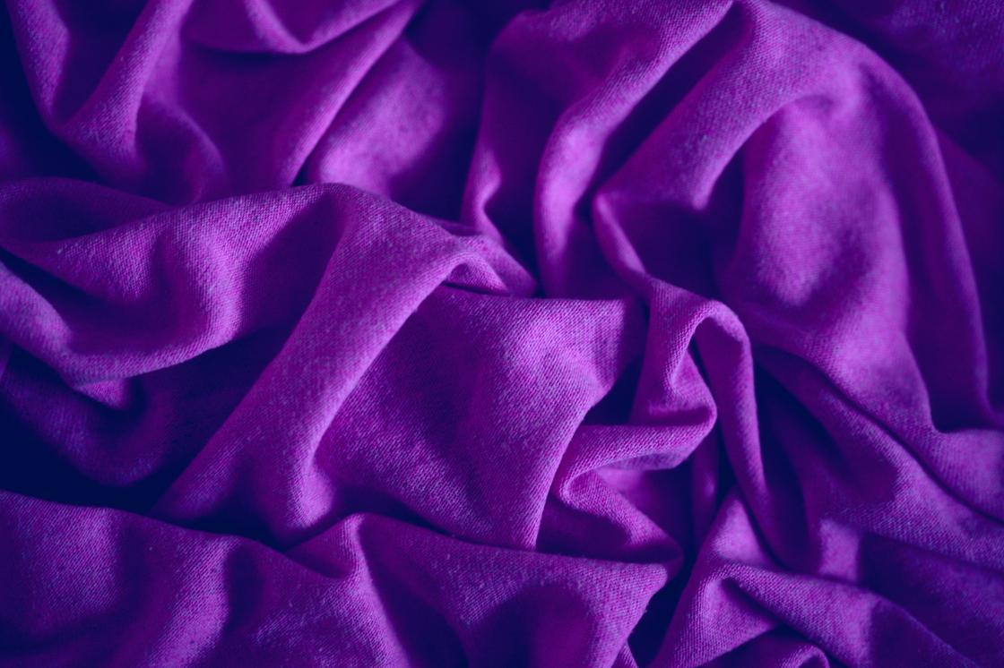 Текстиль пурпурного цвета