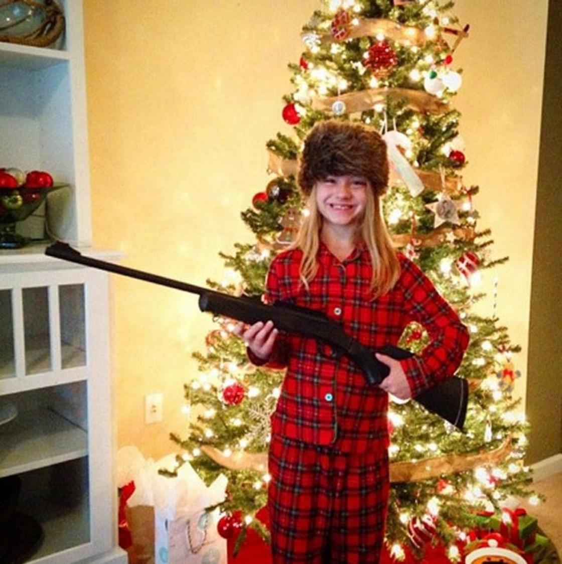 Американцы демонстрирую оружие, подаренное им на Рождество
