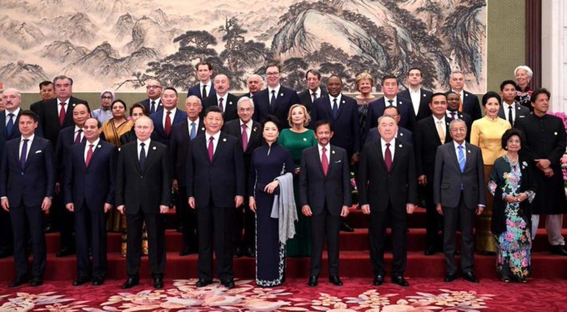 Мировые лидеры и Елбасы: как Назарбаева встречали в Пекине (фото, видео)