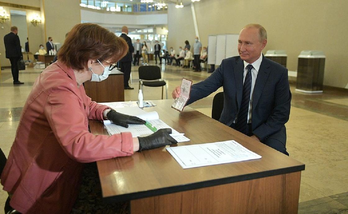 Путина заставили воспользоваться одноразовой ручкой на голосовании по поправкам