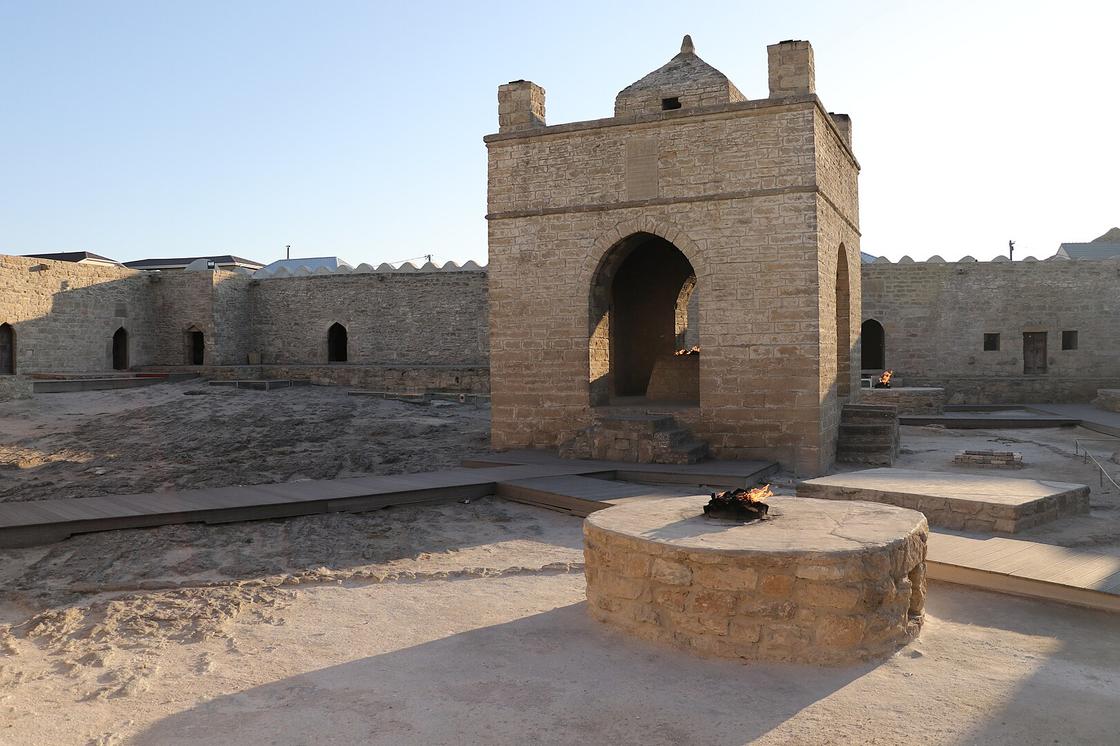 Храм огня Атешгях в Азербайджане