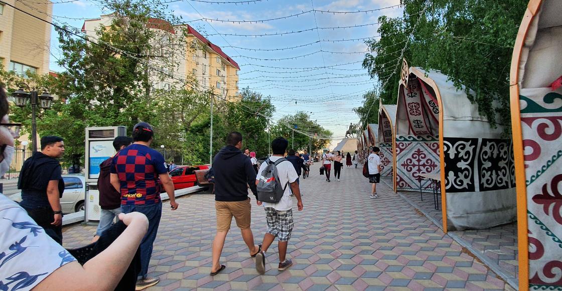 Разрешили гулять: астанчане заполонили набережные и парки на карантине (фото)