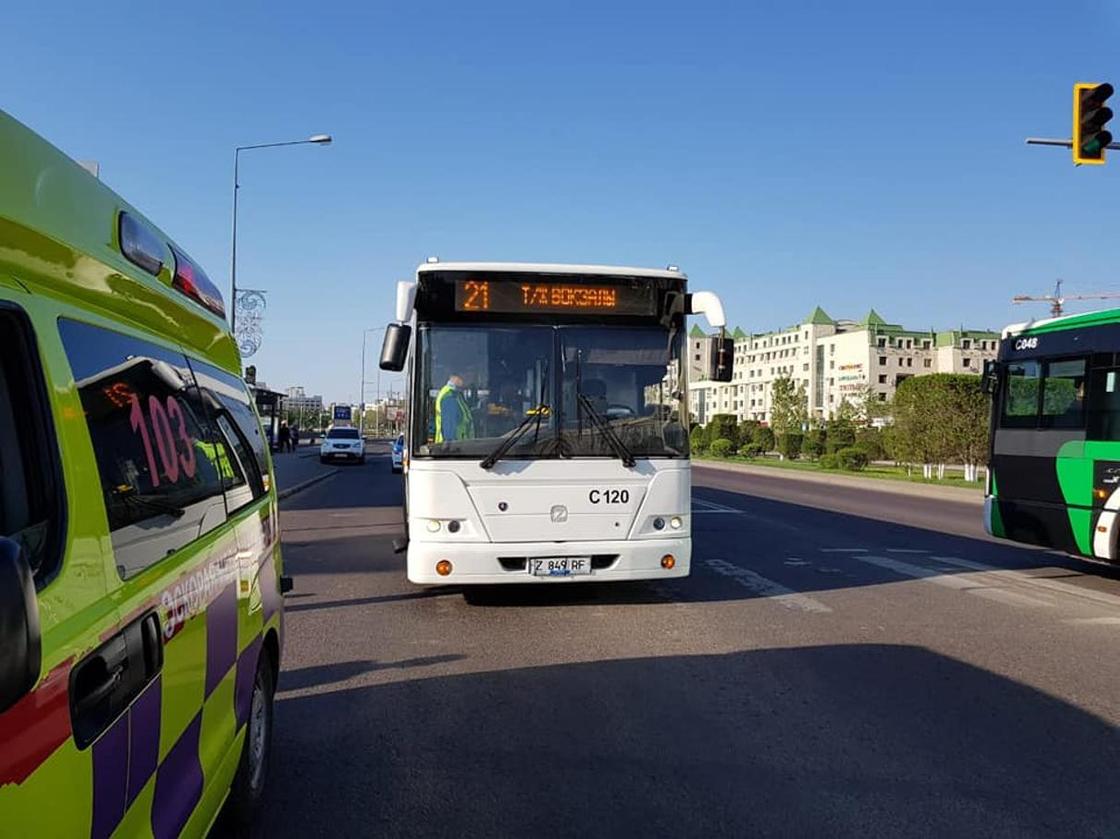 Автобус проехал на красный свет и сбил двух пешеходов в Нур-Султане (фото)
