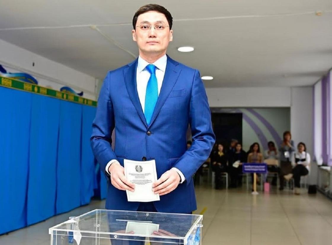 Мурат Журебеков голосует